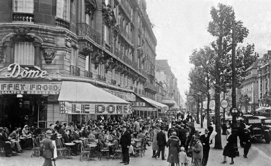 Montparnasse en los años 20. Terraza del café Le Dôme.